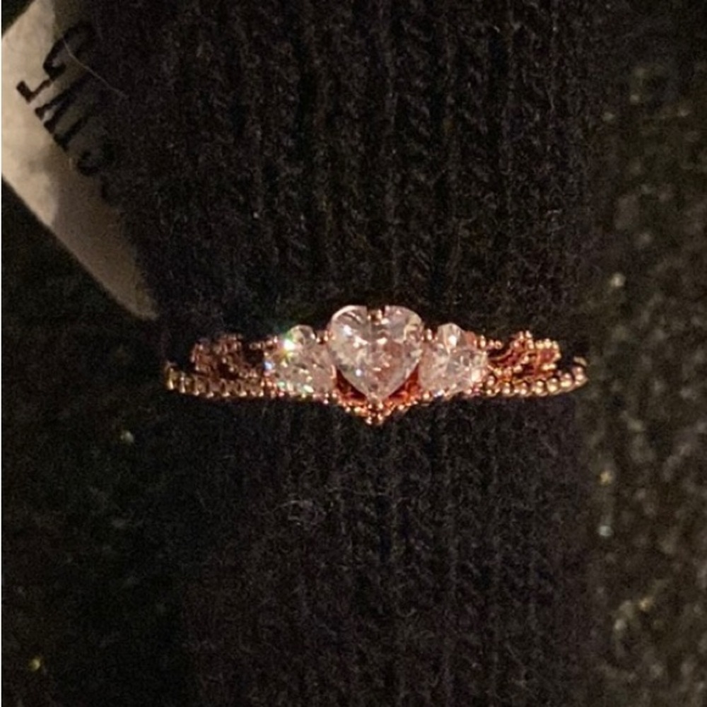 🍭Very pretty dainty rose gold colored ring size 7